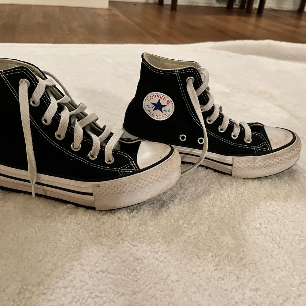 Girls size 2.5 Converse Black High-Top Sneakers